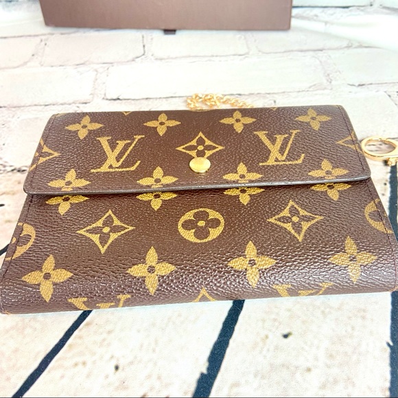 Louis Vuitton Etui Papiers Wallet Crossbody with charm - Picture 9 of 16